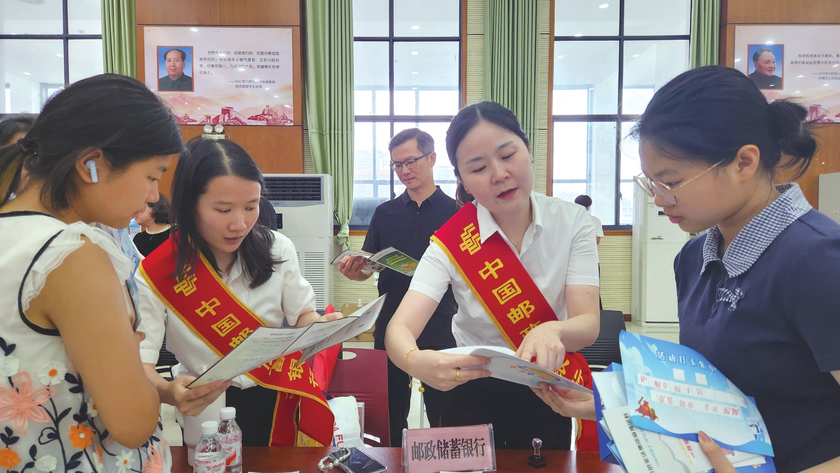 银行工作人员向大学生讲解金融知识。