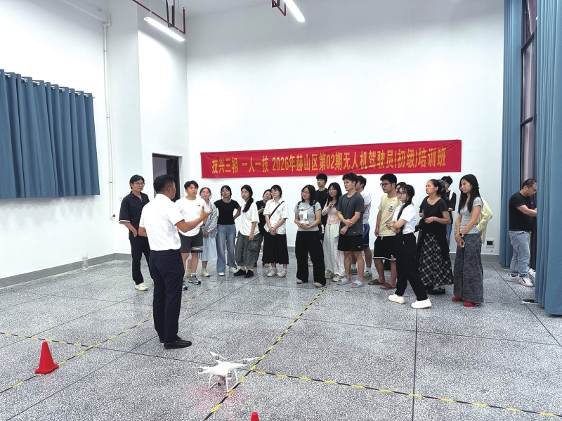 授课老师向学员讲解无人机操作方法。