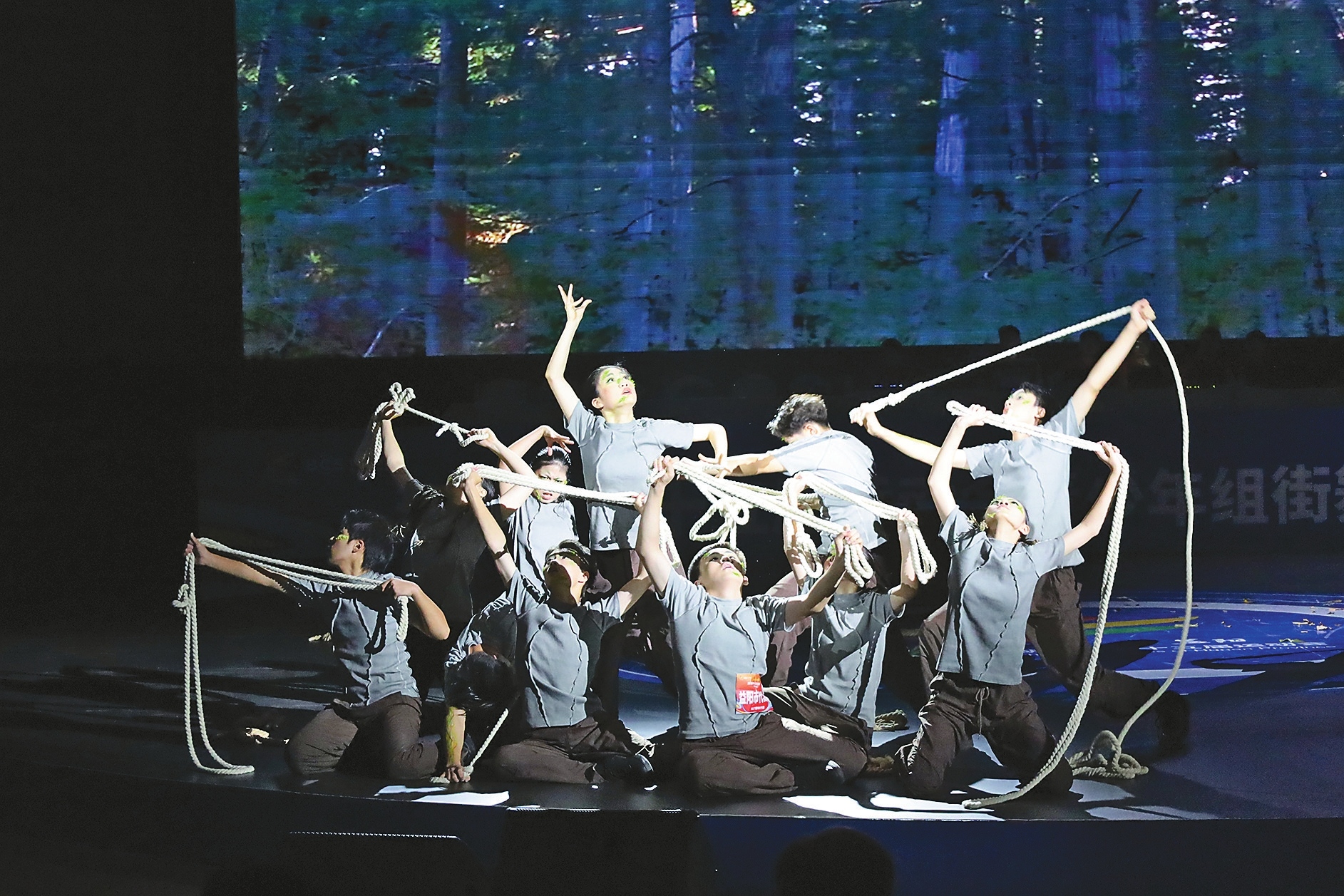 我市代表队在U17群体齐舞决赛的精彩表演。