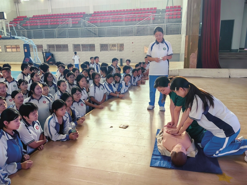 医生向市第一中学学生传授第一目击者急救知识。